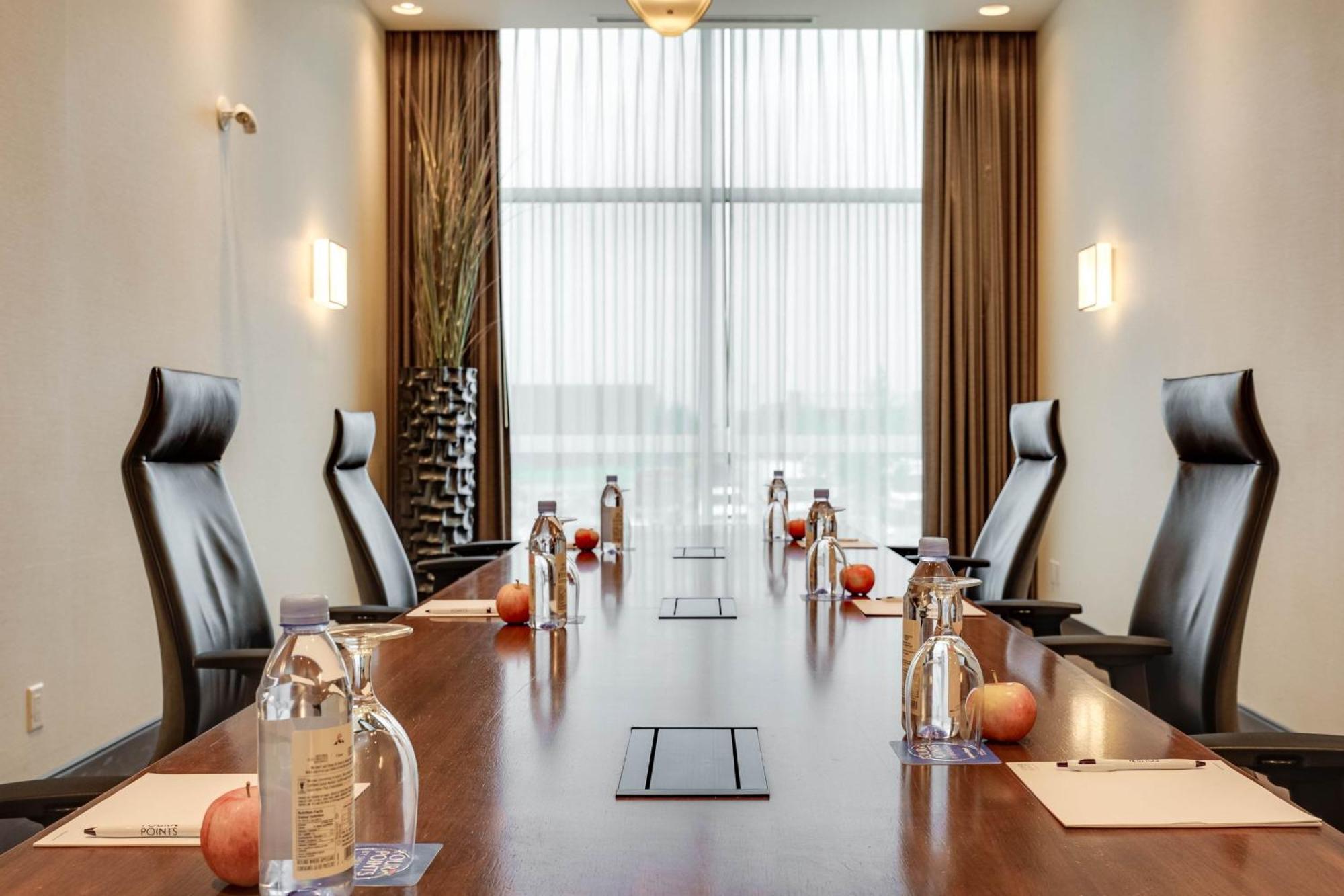 Four Points By Sheraton Kelowna Airport Экстерьер фото