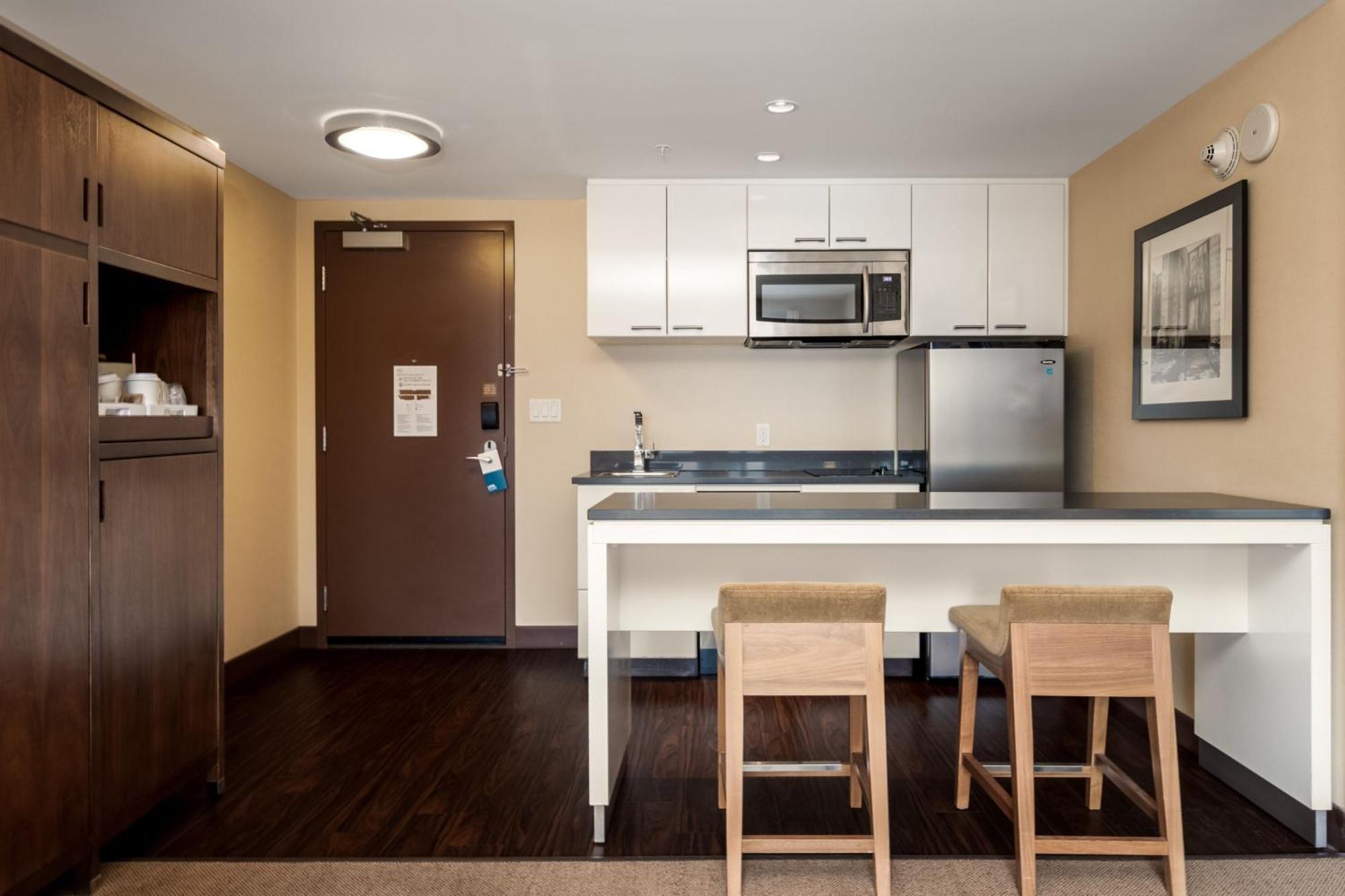 Four Points By Sheraton Kelowna Airport Экстерьер фото